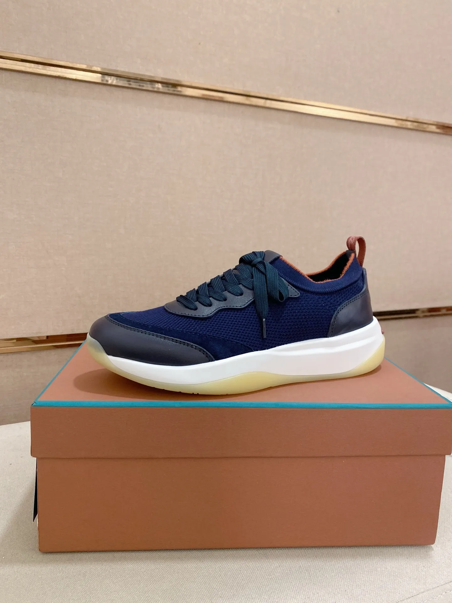 Men's shoes💰: 540💰🔥𝐥𝐨𝐫𝐨 𝐏𝐢𝐚𝐧𝐚 lp classic loafers, an Italian treasure brand, the only brand that can match Hermès! Only after wearing it do we realize that we can’t live up to our feet. The upper is made of imported first-layer cowhide with breathable fly-knit fabric, water-dyed cowhide foot pads, and the official original glass rubber outsole and pendant. Exclusive original packaging (tag ➕ brand paper ➕ outer box ➕ hand bag) code number: 38-44. Can be customized 45-46